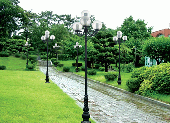 Cột đèn sân vườn đẹp mắt, mang tới vẻ thẩm mỹ sang trọng cho ngôi nhà
