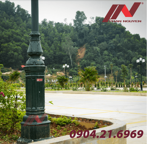 Đế cột đèn DC05B được làm bằng gang đúc chắc chắn