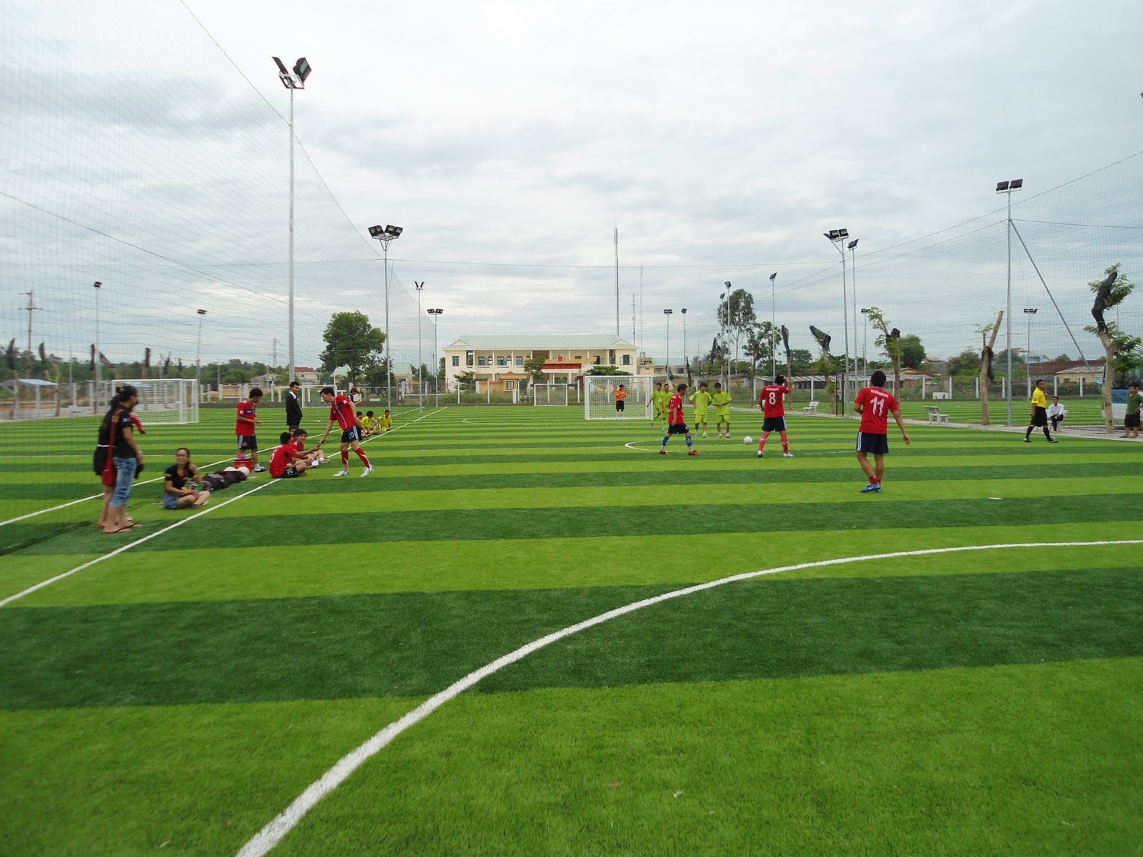 Tổng hợp những loại đèn dùng chiếu sáng sân bóng